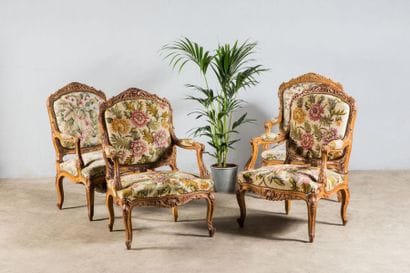 Suite de quatre fauteuils à dossier plat...