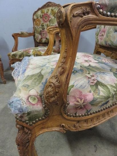Suite de quatre fauteuils à dossier plat...