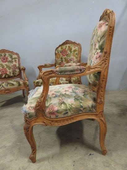 Suite de quatre fauteuils à dossier plat...