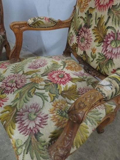 Suite de quatre fauteuils à dossier plat...