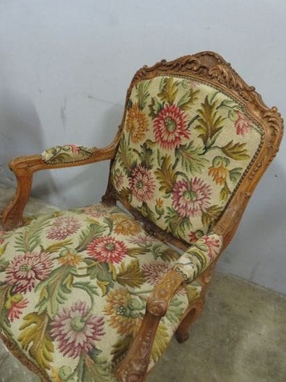 Suite de quatre fauteuils à dossier plat...