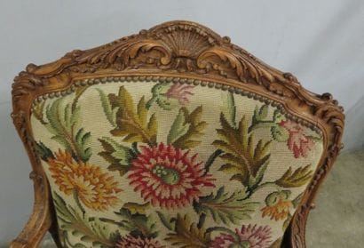 Suite de quatre fauteuils à dossier plat...