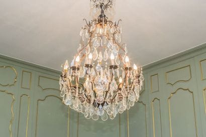 Important lustre cage en bronze doré et cristaux....