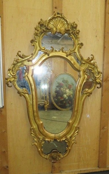 Miroir en bois doré richement sculpté de...