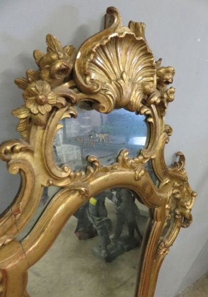 Miroir en bois doré richement sculpté de...