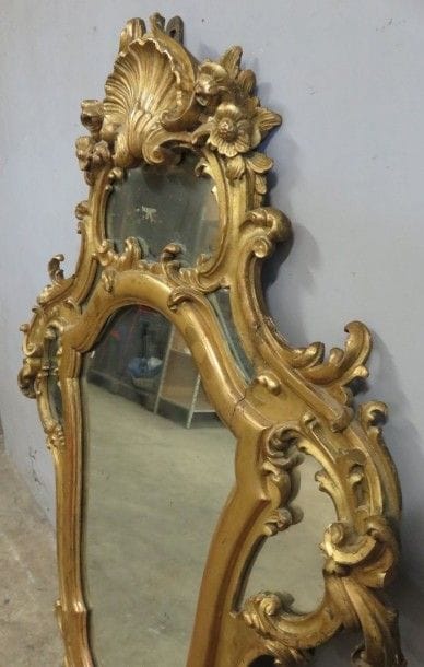 Miroir en bois doré richement sculpté de...