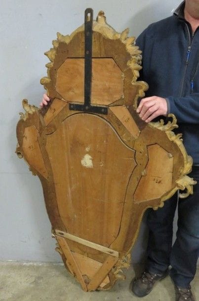 Miroir en bois doré richement sculpté de...
