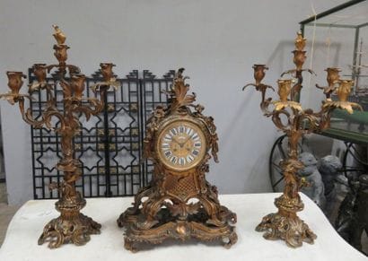 Garniture de cheminée en bronze ciselé et...