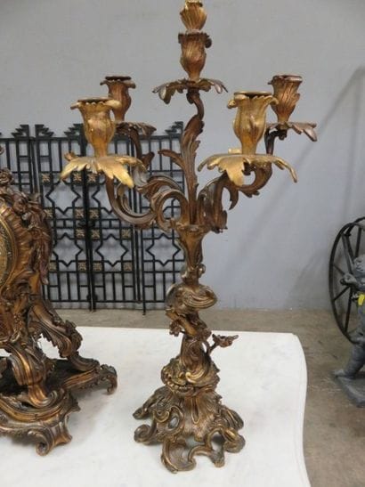 Garniture de cheminée en bronze ciselé et...