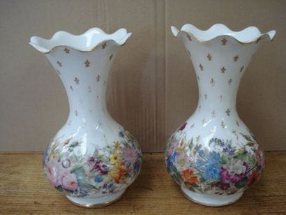 Paire de vases en porcelaine à décor sur...