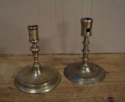 Deux bougeoirs en bronze, base à filets,...
