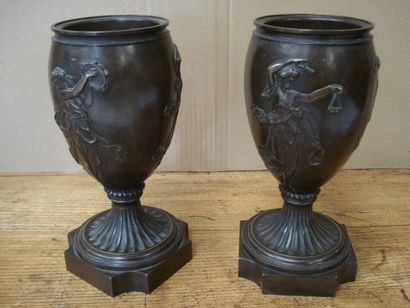 Paire de vases en bronze patiné et ciselé...