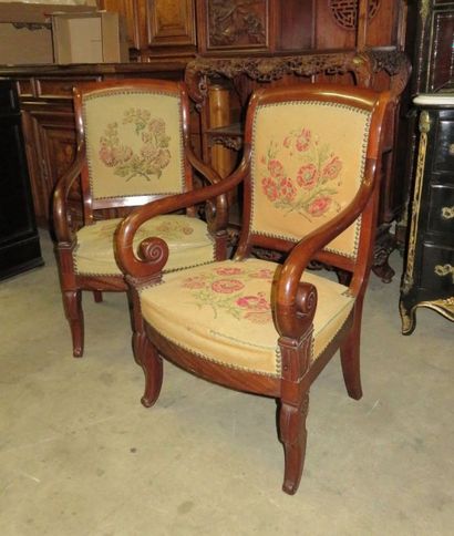 Paire de fauteuils en acajou et placage d'acajou,...