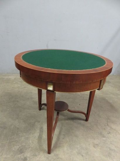 Table à jeux circulaire en placage d'acajou,...