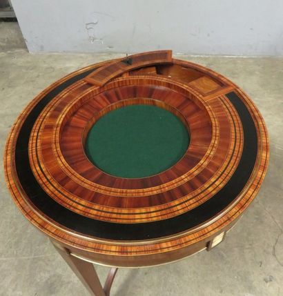 Table à jeux circulaire en placage d'acajou,...