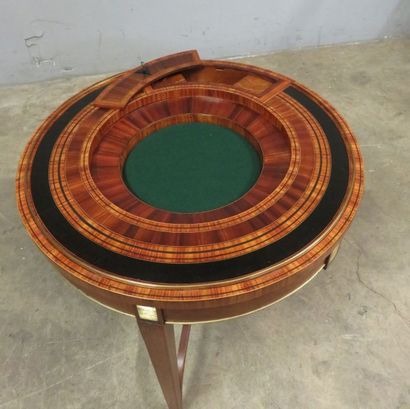 Table à jeux circulaire en placage d'acajou,...