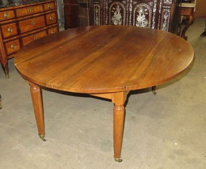 Grande table ovale en noyer à volets, plateau...