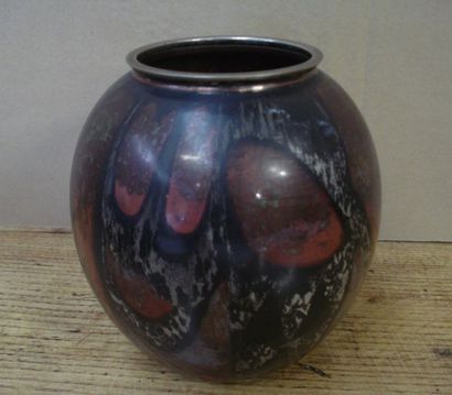 Vase boule en dinanderie à décor sur fond...