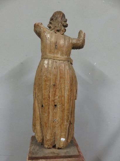 Statue en bois sculpté figurant un saint...
