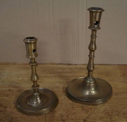 Deux bougeoirs en bronze, base moulurée,...