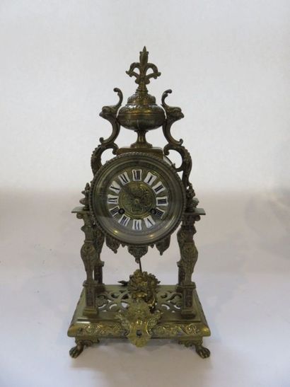 Pendule en bronze. Le mouvement sur quatre...