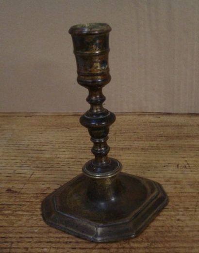 Petit bougeoir en bronze, base à pans coupés,...