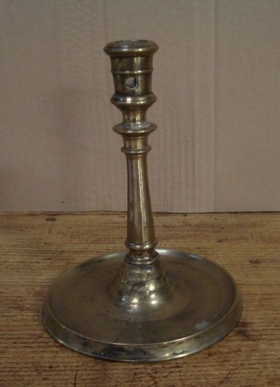 Bougeoir en bronze, base en large cuvette,...