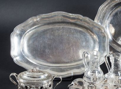 Plat ovale en argent
Modèle à contours mouluré...