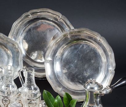 Paire de plats circulaires en argent
Modèles...
