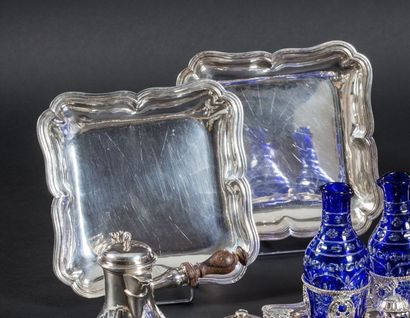 Paire de jattes carrées en argent
Modèles...