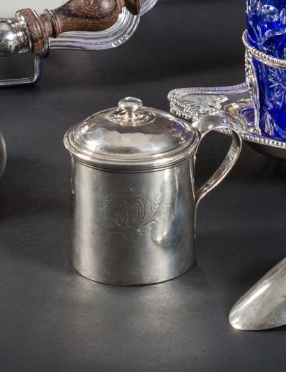 Pot de toilette en argent. Cylindrique, mouluré...