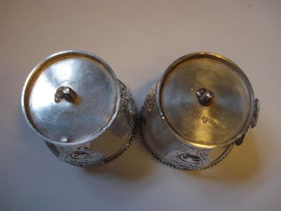 Huilier-vinaigrier en argent
Le bassin ovale...