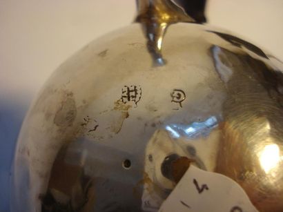 Cafetière en argent
Modèle tripode en argent,...