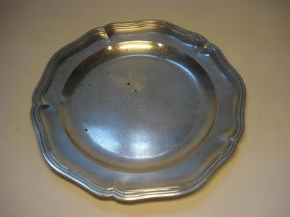 Plat en argent
Circulaire, à contours, mouluré...