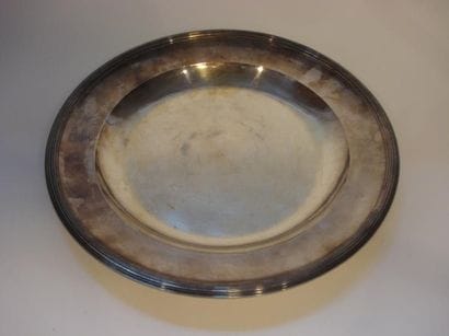 Grand plat circulaire en argent
Mouluré de...