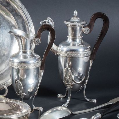Cafetière et verseuse en argent
Modèle tripode...