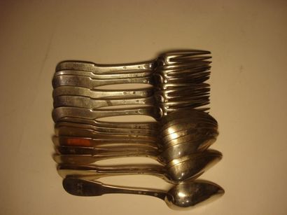 Série de six couverts de table et deux cuillers...