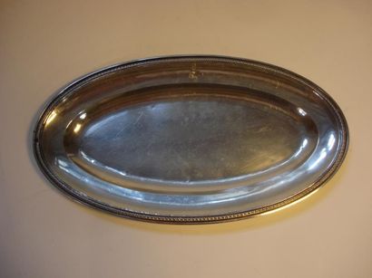 Petit plat en argent
Ovale, mouluré d’une...