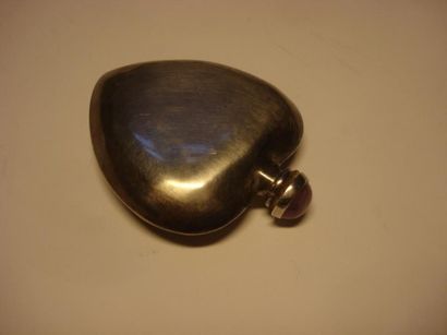Boites à pilules et coeur en argent
Ovales...