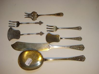 Couverts de service en argent doré comprenant...