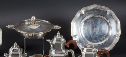 Ecuelle à bouillon et son plateau en argent
Modèle...