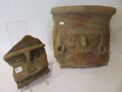 LOT: DEUX FRAGMENTS DE VASES en terre cuite...