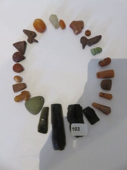 LOT: SEIZE PERLES PENDENTIFS en pierre de...