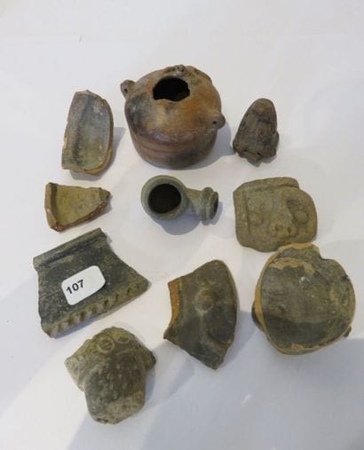 LOT DE DIX TESSONS, PETITS VASES et PIPE...