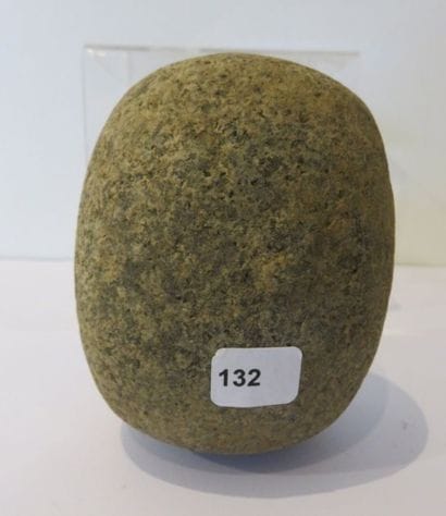 PILON en granit gris. Approximativement 12...