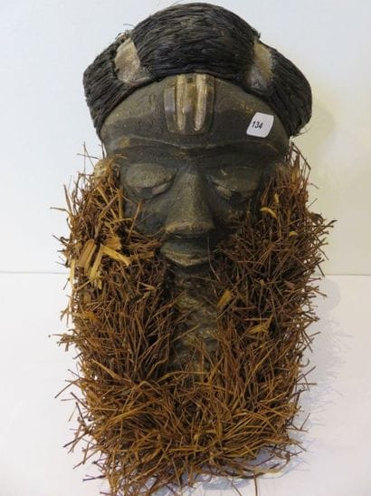 MASQUE A APPENDICE.
Bois à motifs sculptés...