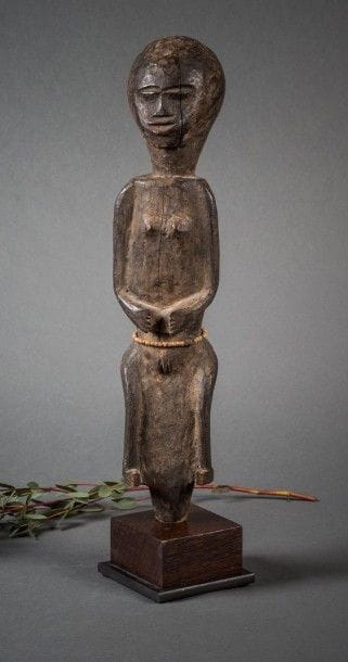 STATUE POTEAU féminine.
Bois patine noire...