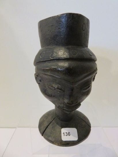 COUPE A VIN DE PALME.
Bois sculpté d'un visage...