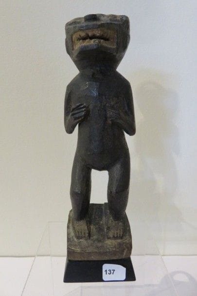 STATUETTE SINGE MENDIANT.
Bois patine brune...