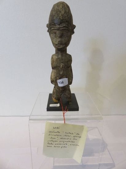 STATUETTE.
Bois lourd, patine naturelle....
